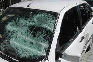 Kavga ettiği komşusunun otomobilini bu hale getirdi