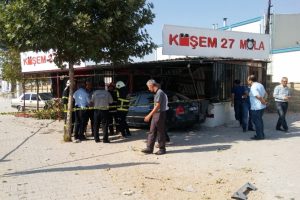 Otomobil kafeteryaya girdi: 1 &ouml;l&uuml;, 3 yaralı