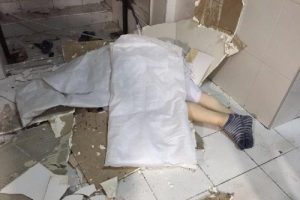 Y&uuml;k asans&ouml;r&uuml;ne sıkışan kadın iş&ccedil;i &ouml;ld&uuml;
