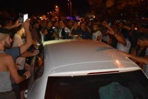 Karayolunu 2 saat trafiğe kapattılar, &ouml;fkeli kalabalığı Kaymakam ikna etti