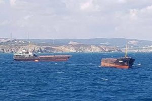 Kilyos a&ccedil;ıklarında y&uuml;k gemisi ortadan ikiye ayrıldı