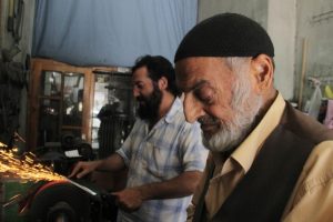 Bu sefer tersi oldu, baba oğlundan meslek &ouml;ğrendi