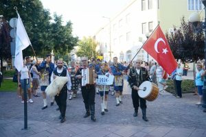Bursa Erguvan Halk Oyunları Topluluğu Avrupa'yı fethetti