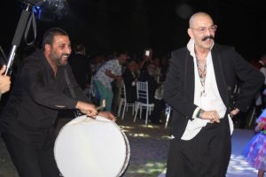 Cemil İpek&ccedil;i, kızım dediği Azra Akın'ın d&uuml;ğ&uuml;n&uuml;nde d&ouml;kt&uuml;rd&uuml;