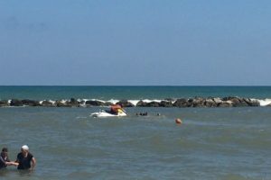 2 gen&ccedil; kızı boğulmaktan jetski ile kurtardılar