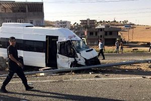 Yolcu minib&uuml;s&uuml; kaza yaptı: 12 yaralı