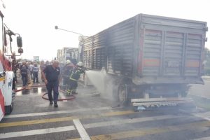 Tırın lastikleri alev alev yandı, D-100'de trafik durdu