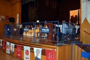 MHP kongresinde oylar bariyerler arkasında sayıldı