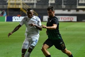 Akhisar Belediyespor 10 kişiyle kazandı