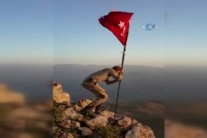 'Girilemez' denen yere T&uuml;rk bayrağı &ccedil;ekildi!