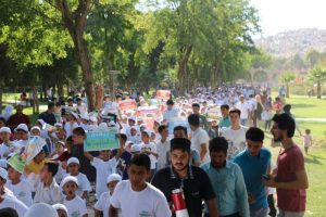 Y&uuml;zlerce &ccedil;ocuk namaz i&ccedil;in y&uuml;r&uuml;d&uuml;