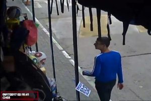 Bursa'da g&uuml;peg&uuml;nd&uuml;z kırtasiyeden hırsızlık!