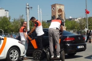 Taksim'de turizm polisi cincır ile g&ouml;revde