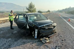 Otomobil ile kamyonet &ccedil;arpıştı: 4 yaralı