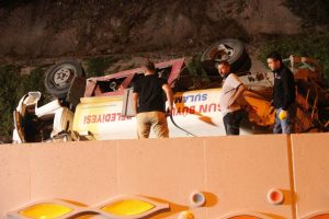 Sulama tankeri tramvay yoluna u&ccedil;tu: 2 yaralı