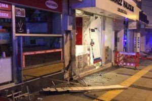Motosikletiyle mağazaya girdi, camlar boğazını kesti