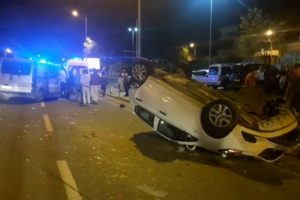 Minib&uuml;s&uuml;n &ccedil;arptığı park halindeki otomobil takla attı: 2 yaralı
