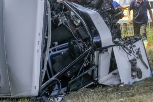 Otob&uuml;s k&ouml;pr&uuml;den u&ccedil;tu: 14 &ouml;l&uuml;