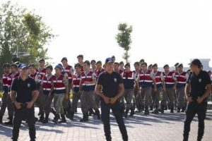 Duruşma salonu karıştı, polis i&ccedil;eri girdi