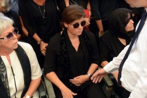 Vatan Şaşmaz'ın eşi t&ouml;ren boyunca karnındaki bebeğini tuttu
