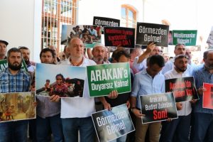 Arakan'daki M&uuml;sl&uuml;man katliamı Sakarya'da protesto edildi