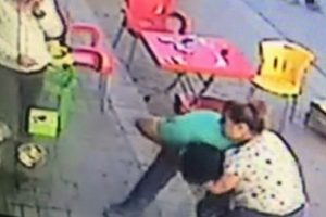 Başka bir kadınla g&ouml;rd&uuml;, sokak ortasında bı&ccedil;akladı