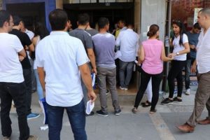 Maaşını duyan g&uuml;venlik&ccedil;i olmak i&ccedil;in sıraya girdi