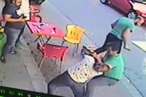 Kocasını başka kadınla g&ouml;r&uuml;nce bı&ccedil;akla saldırdı