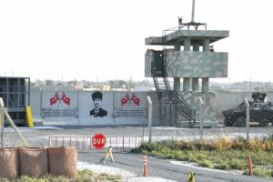 Sınırdaki duvara T&uuml;rk bayrakları ve Atat&uuml;rk portresi &ccedil;izildi