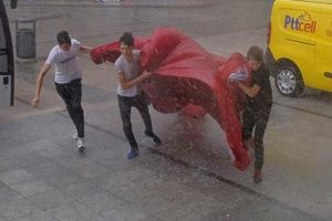 İstanbul'da fırtınada T&uuml;rk Bayrağı yere d&uuml;ş&uuml;nce...