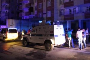 Yangına giden itfaiye erlerine saldırı: 5 yaralı