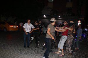 Mahalleli ve Suriyeli aile arasında sopalı bı&ccedil;aklı kavga: 2 yaralı