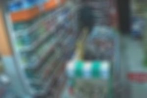 Bursa'da marketten hırsızlık g&uuml;venlik kamerasında!