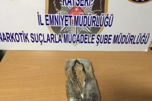 Kayseri'de otomobildeki 1 kilo eroine 2 g&ouml;zaltı