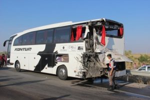 TIR otob&uuml;se &ccedil;arptı: 6 yaralı, 2 hayvan telef