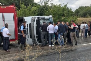 Bayram tatili i&ccedil;in gelen midib&uuml;s takla attı: 19 yaralı