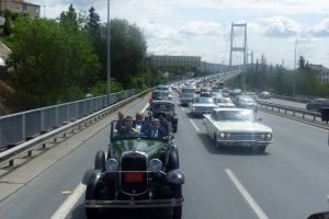 Klasik otomobiller Zafer Bayramı i&ccedil;in yola &ccedil;ıktı