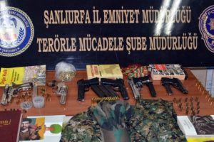 PKK'lı ter&ouml;ristler silah ve FET&Ouml; dergileriyle yakalandı