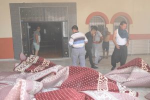 Cami altındaki depo alev alev yandı
