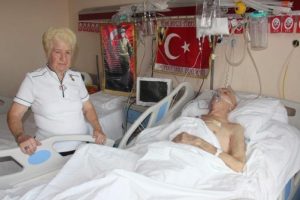 Atat&uuml;rk sevgisini eşinin hastane odasına taşıdı