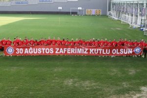 Osmanlıspor "30 Ağustos Zafer Bayramı"nı kutladı