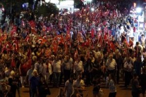 Edremit'te 10 bin kişilik fener alayı
