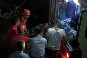 Kadın zanlının peşinden atlayan polis betona zemine d&uuml;şt&uuml;
