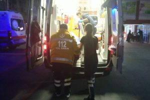 Sırtından bı&ccedil;aklanan Suriyeli gen&ccedil; ağır yaralandı
