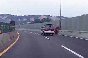 Motosikletli başını direğe b&ouml;yle &ccedil;arptı