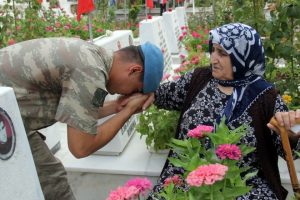 Askerler dua edip şehit annelerinin elini &ouml;pt&uuml;