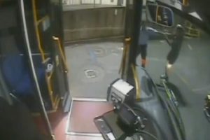 Bisikletliyle otob&uuml;s şof&ouml;r&uuml; birbirine girdi