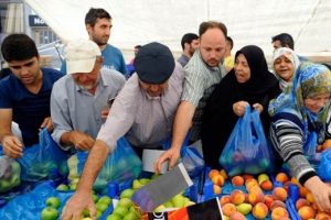 T&uuml;m pazarı satın aldı, her şeyi bedava dağıttı