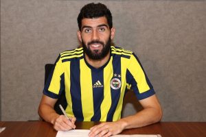 Neto Fenerbah&ccedil;e'ye imzayı attı
