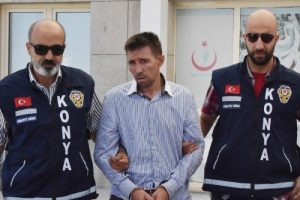 Kendisini aldattığını iddia etitği eşini &ouml;ld&uuml;rd&uuml;, kızını yaraladı